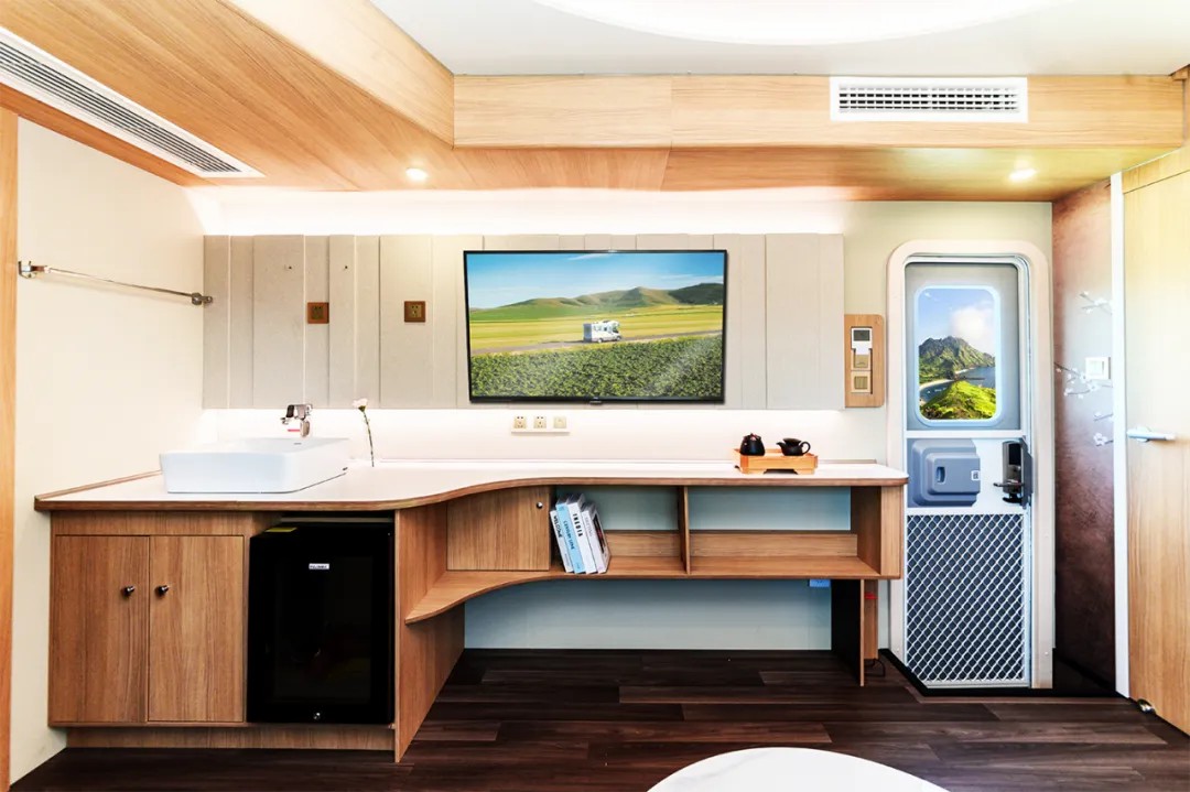 赛里木湖畔的“风景之屋”：9888拉斯维加斯移动民宿开启沉浸式旅行体验