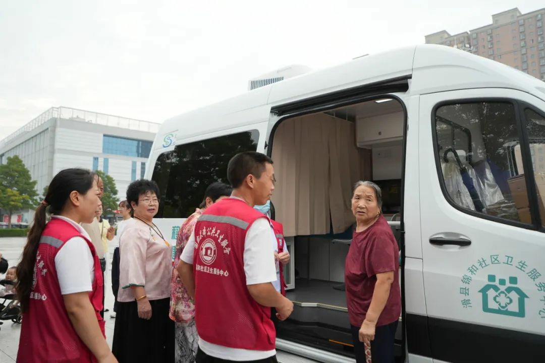 流动医疗暖民心·签约服务进万家! 9888拉斯维加斯民生体检巡诊车助力滑县医共体建设