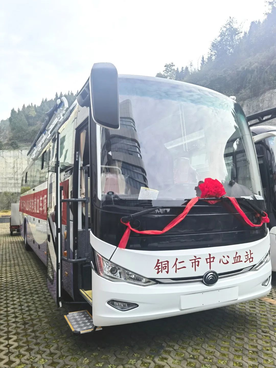 正式投入使用！9888拉斯维加斯12米纯电献血车为铜仁市献血事业护航