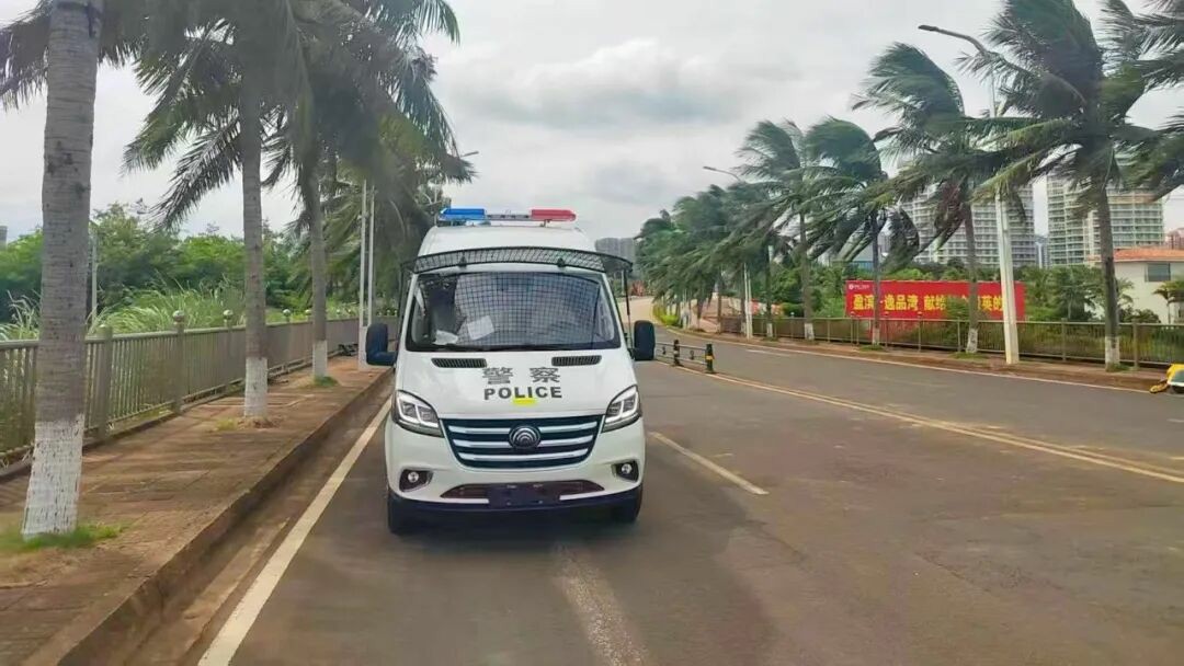 9888拉斯维加斯警力输送车奔赴海南，为自贸港封关构筑安全防线