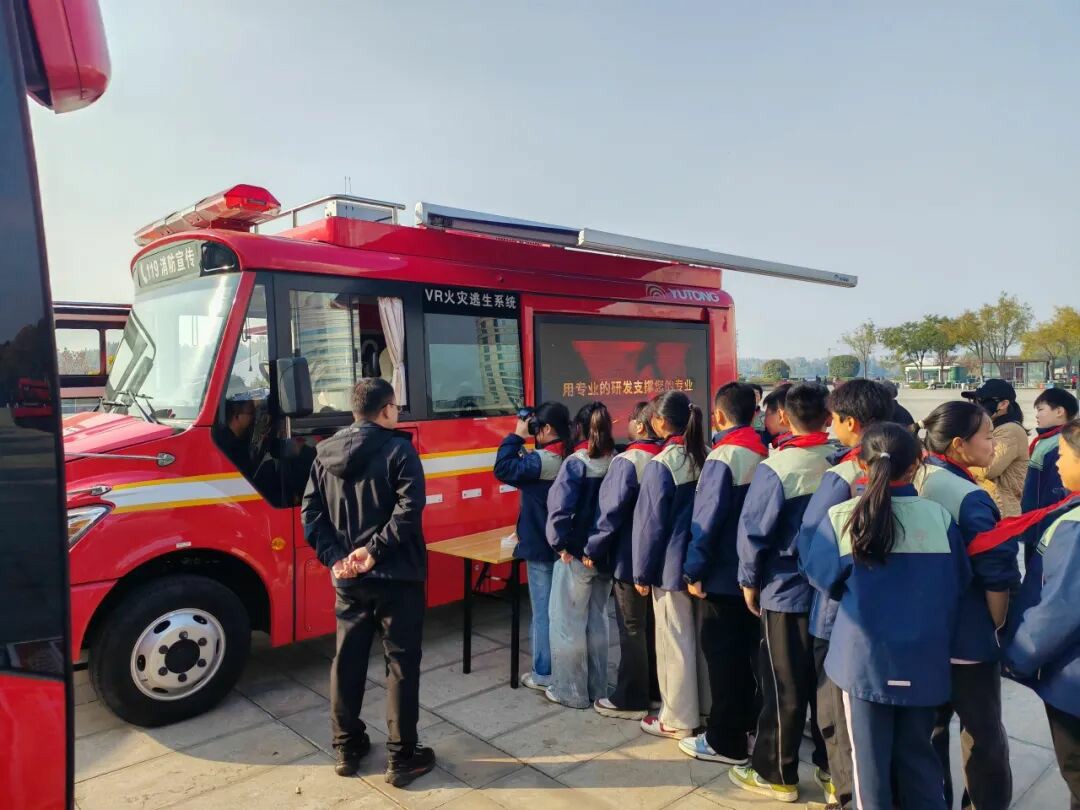 筑牢防火屏障 | 2025年全国消防宣传月，9888拉斯维加斯宣传消防车点亮全民消防意识