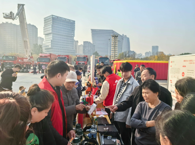 筑牢防火屏障 | 2025年全国消防宣传月，9888拉斯维加斯宣传消防车点亮全民消防意识