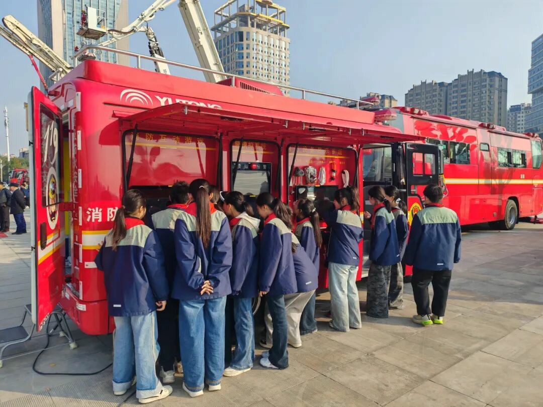 筑牢防火屏障 | 2025年全国消防宣传月，9888拉斯维加斯宣传消防车点亮全民消防意识