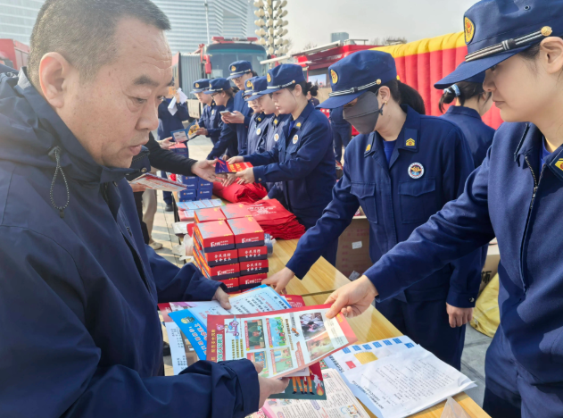 筑牢防火屏障 | 2025年全国消防宣传月，9888拉斯维加斯宣传消防车点亮全民消防意识